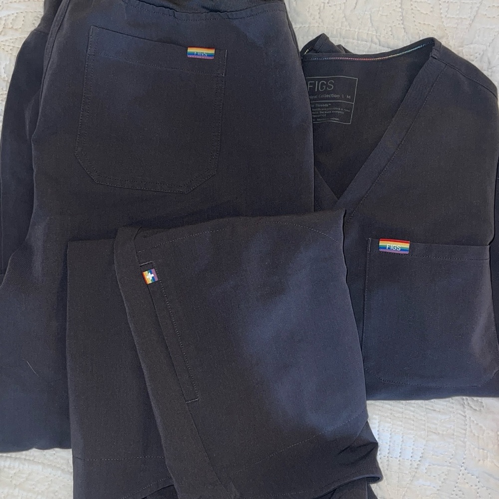 FIGS Scrub Set (Pride Charcoal)